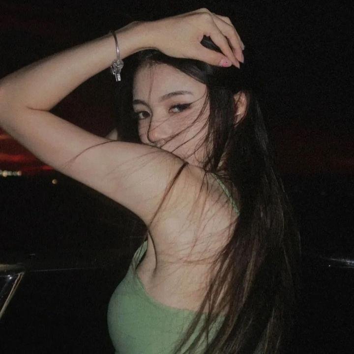 穿黄睡衣的女孩